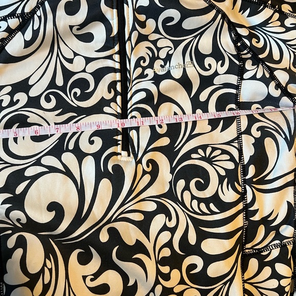 Avalanche Base Layer Black and White Quarter Zip- women’s large - Picture 8 of 8